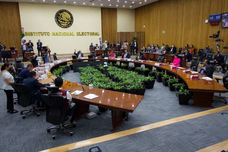 531 aspirantes a consejeros del INE realizan examen; Sergio González fue el primero en acabarlo