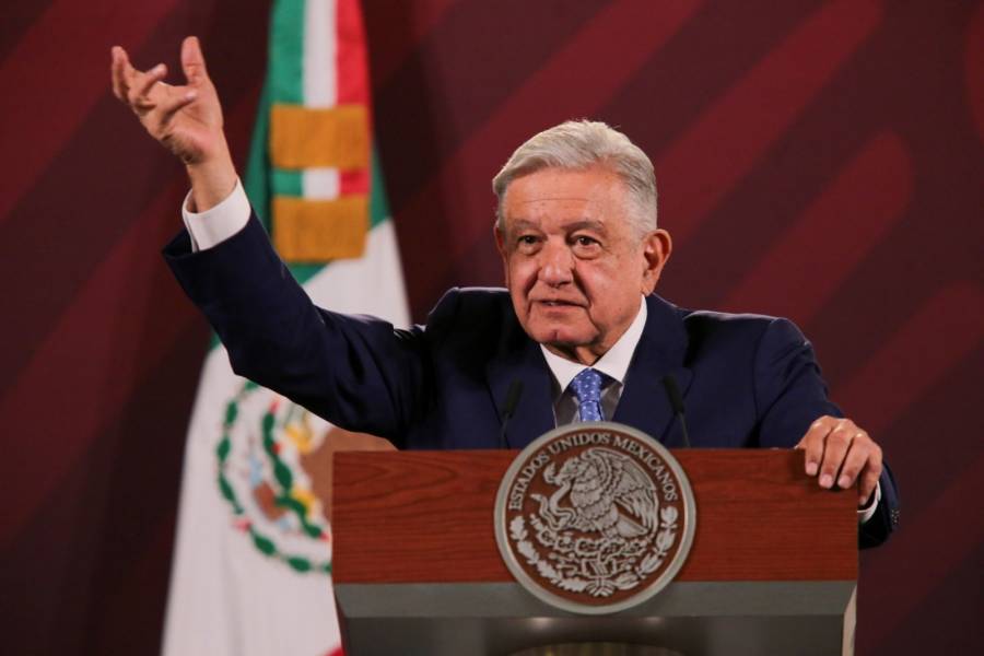 AMLO recomienda a jueces respetar la Constitución pero de manera auténtica