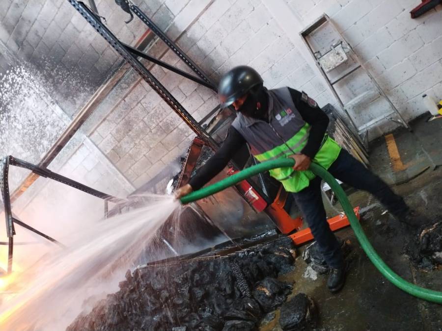 Remueven escombros tras fuerte incendio en Azcapotzalco