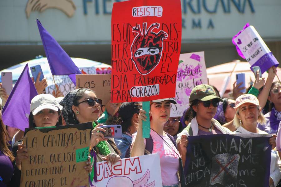 Contingentes de mujeres marchan hacia el Zócalo Capitalino