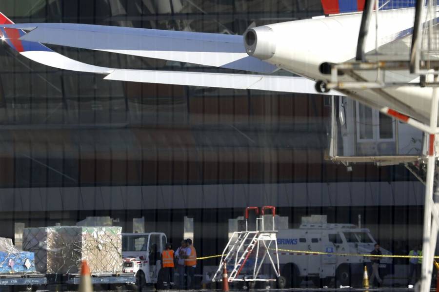 Dos muertos en robo frustrado de 32.5 millones de dólares en aeropuerto de Santiago