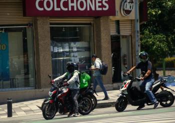 Estos son los beneficios de cambiar el auto por una moto