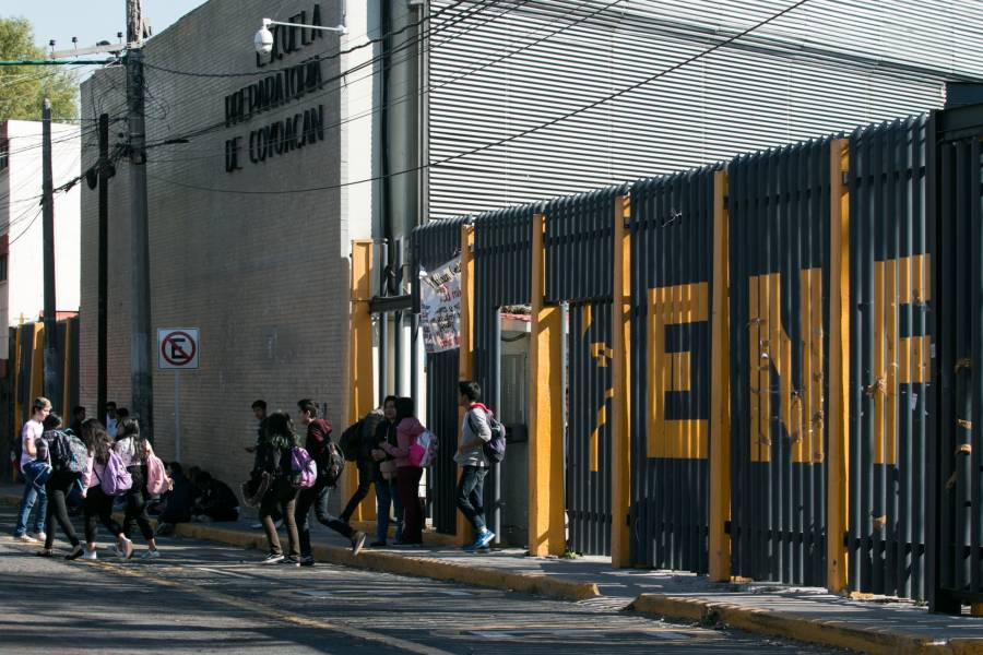 Tras denuncias de acoso y abuso, encapuchadas toman instalaciones de la Prepa 6