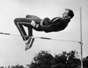 Fallece el estadounidense Dick Fosbury, atleta que revolucion&oacute; el salto de altura