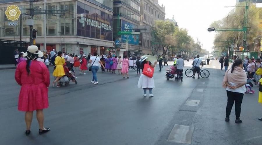 Indígenas protestan y bloquean Eje Central