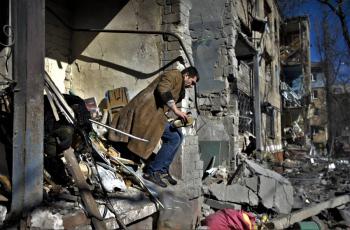 Fuerzas armadas rusas atacaron con misil un edificio residencial