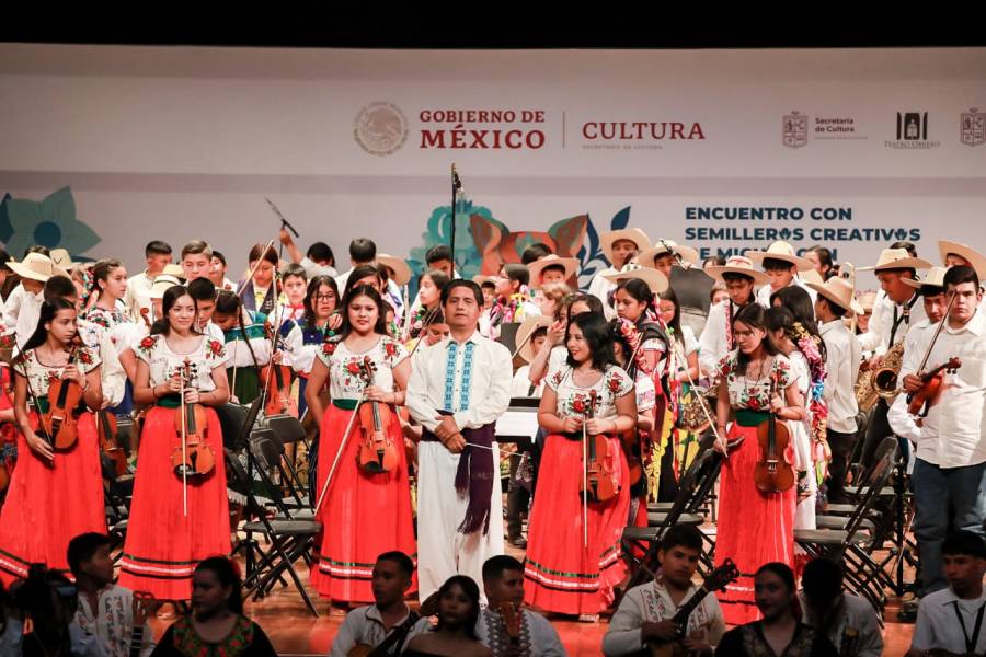 A través de la cultura estamos recuperando la felicidad, la comunidad y la paz: Alejandra Frausto