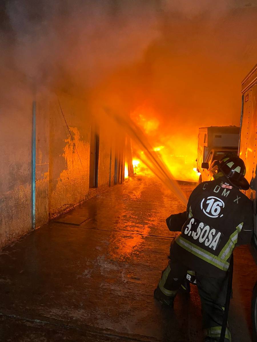 Se registra fuerte incendio en alcaldía Iztapalapa