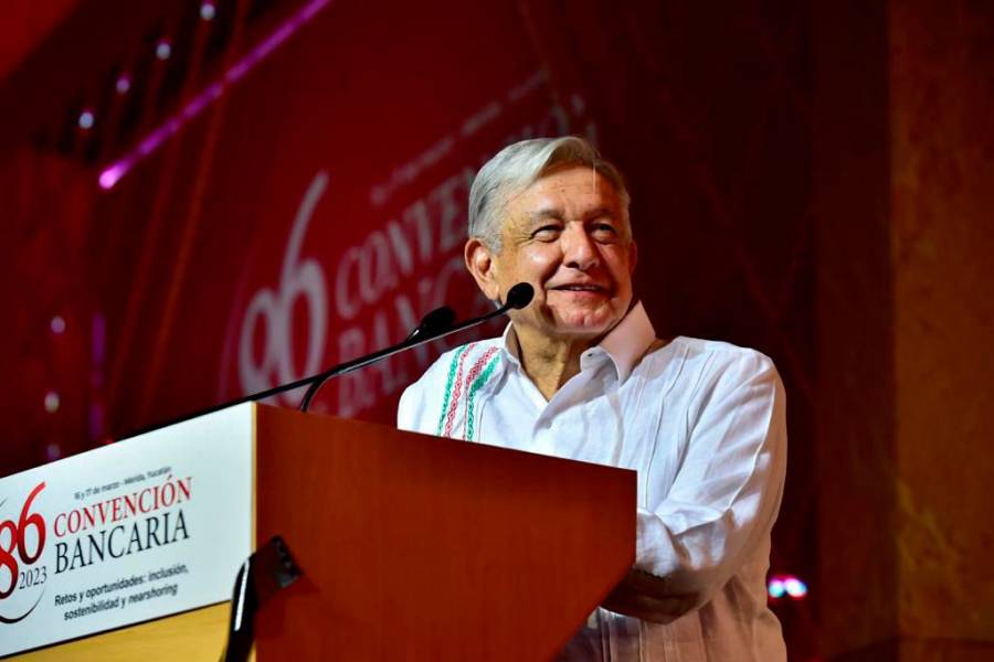 AMLO pide a banqueros seguir con negocios legales y resalta economía mexicana