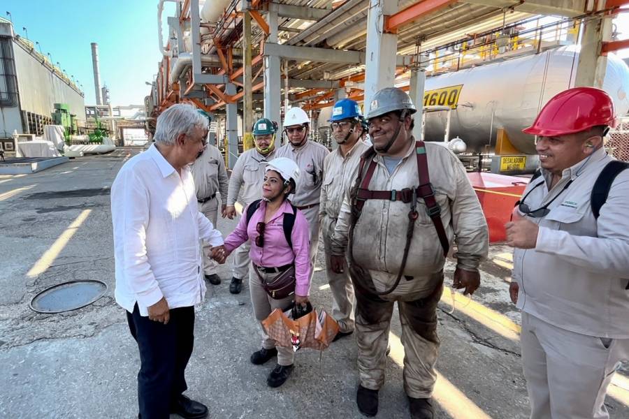AMLO visita refiner&iacute;a de Pemex en Minatitl&aacute;n, Veracruz
