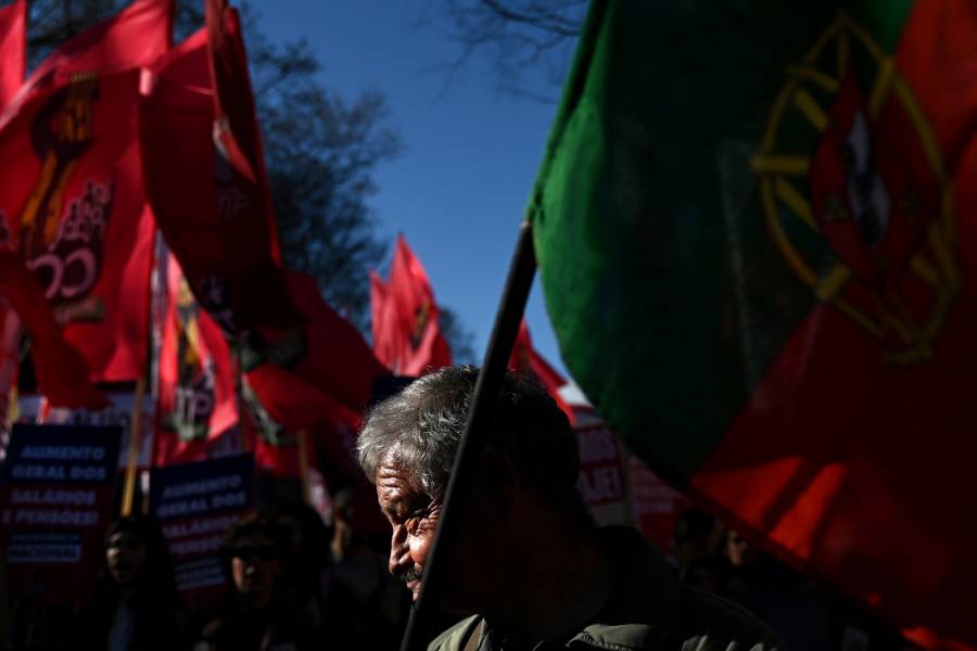 Manifestantes reclaman alzas salariales y medidas contra la inflación en Portugal