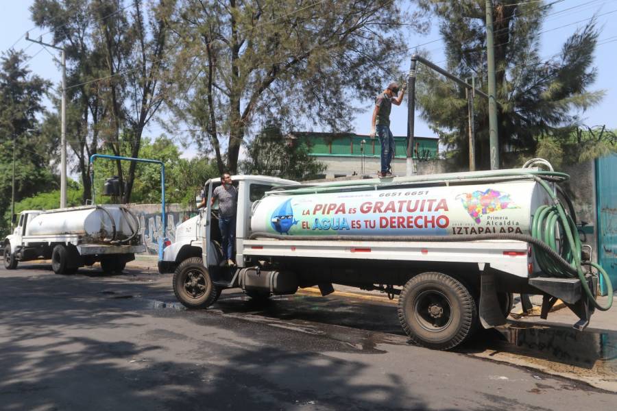 Pipa de agua choca contra tres viviendas en Iztapalapa; no se reportan lesionados