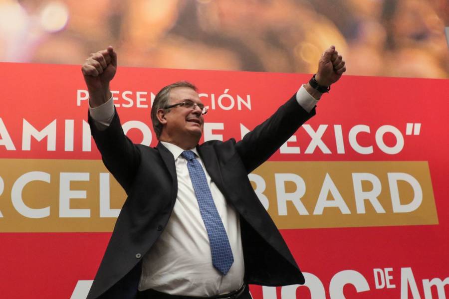 Al grito de “¡presidente, presidente!” reciben a Marcelo Ebrard en la presentación de su libro