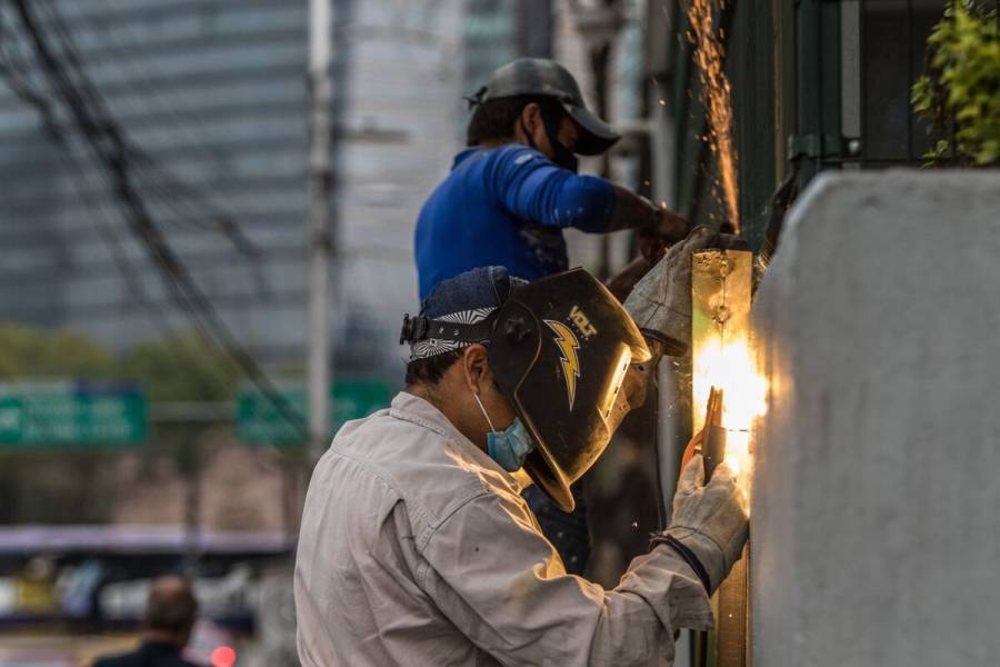 Trabajos especializados, cada vez mejor pagados: AMLO