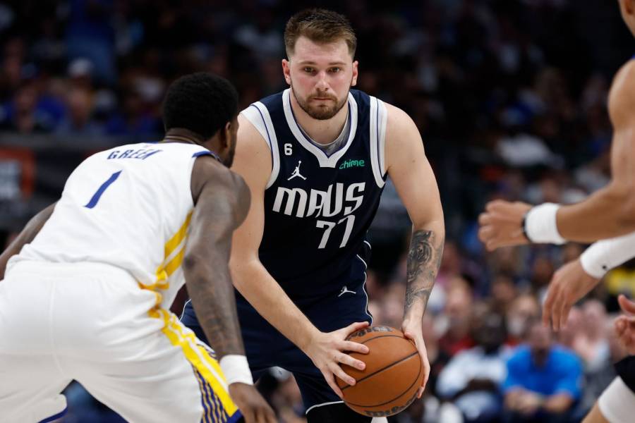 NBA multa a Doncic por insinuar que un arbitraje estaba comprado