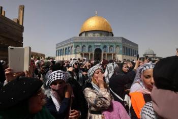 Miles de musulmanes rezan en la mezquita Al Aqsa de Jerusalén al iniciar el ramadán