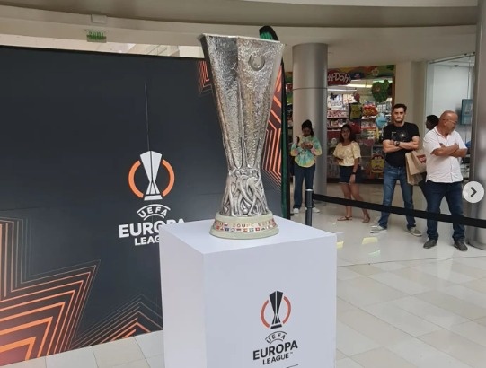 Llega al Tianguis Turístico de la Ciudad de México el Trofeo de la UEFA Europa League