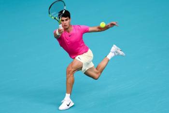 Carlos Alcaraz avanza a la cuarta ronda del Abierto de Miami; Ruud se despide