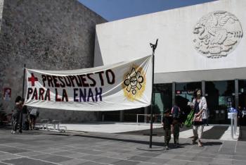 Un grupo de la ENAH protesta en Palacio Nacional, se pide atención para la institución
