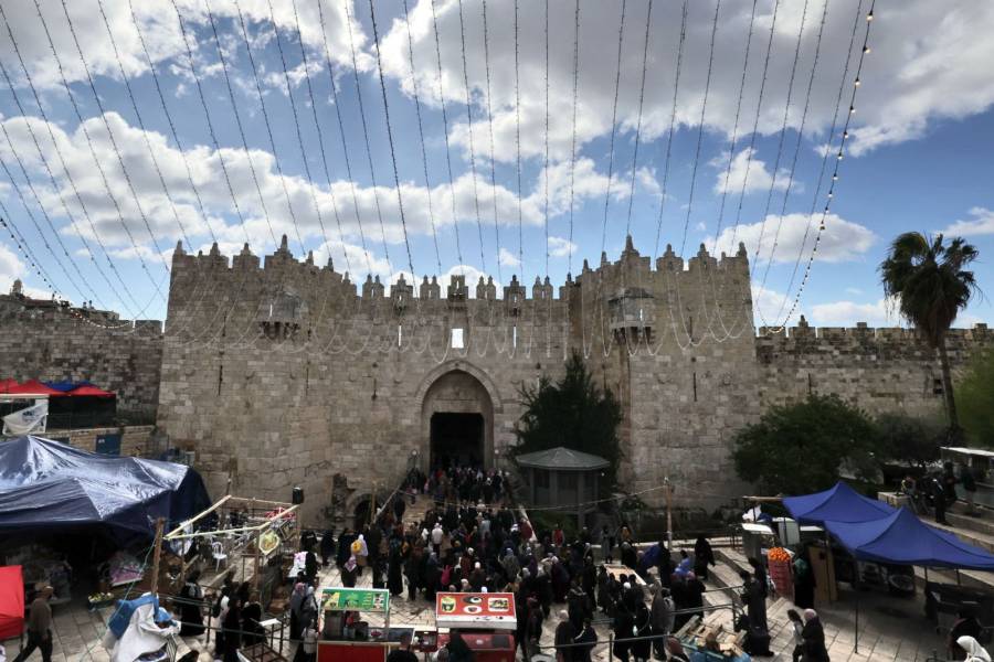 Multitudinario rezo en Jerusalén el segundo viernes de ramadán