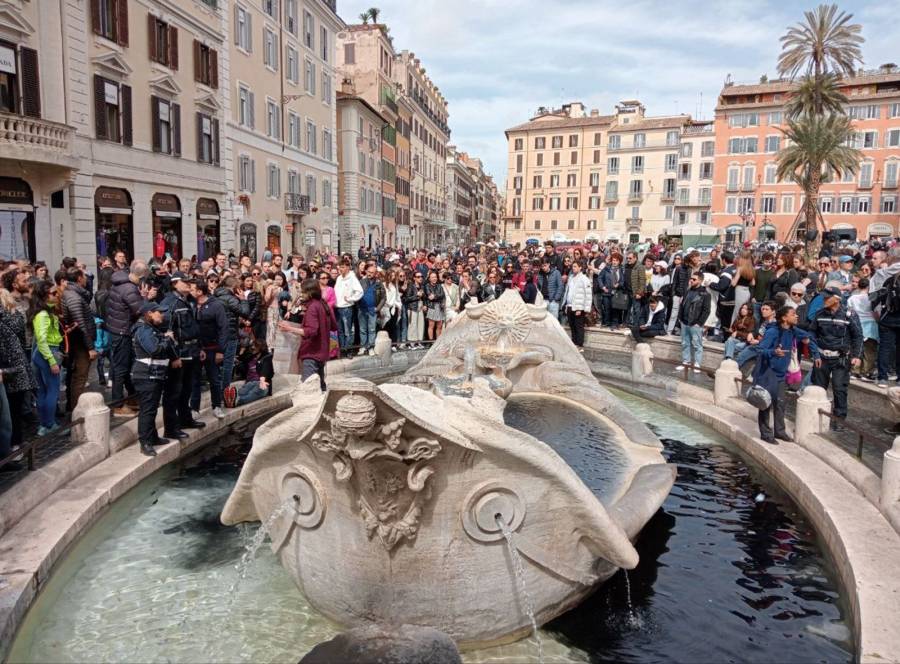 Activistas ambientales tiñeron de negro una fuente barroca de Roma