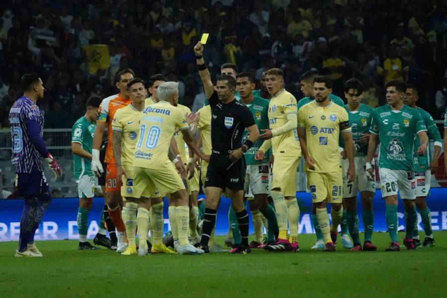 &Aacute;rbitro golpe&oacute; con la rodilla al argentino Lucas Romero en el f&uacute;tbol mexicano