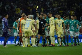 &Aacute;rbitro golpe&oacute; con la rodilla al argentino Lucas Romero en el f&uacute;tbol mexicano
