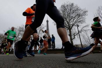 El et&iacute;ope Abeje Ayana gana el marat&oacute;n de Par&iacute;s