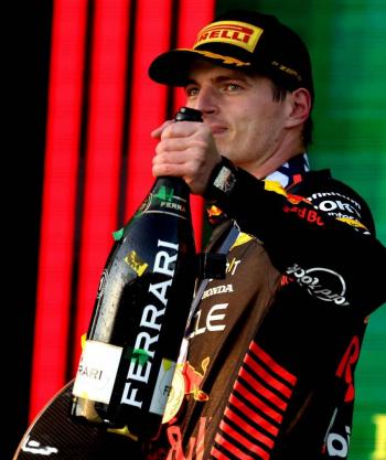 Verstappen, sin rival, gana en Australia tras una carrera ca&oacute;tica