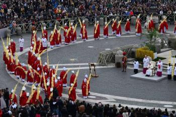 El papa Francisco llega a la plaza de San Pedro para la misa de Ramos tras hospitalizaci&oacute;n