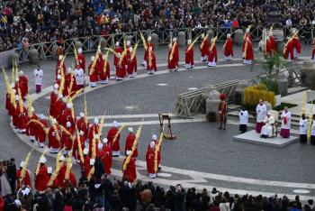 El papa Francisco llega a la plaza de San Pedro para la misa de Ramos tras hospitalización