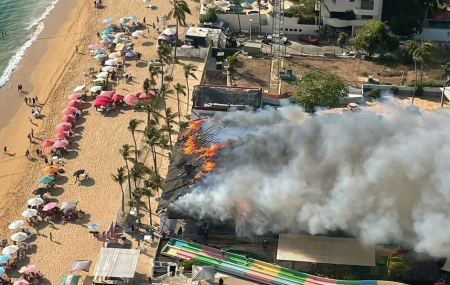 Incendio en El Rollo de Acapulco alerta a vacacionistas