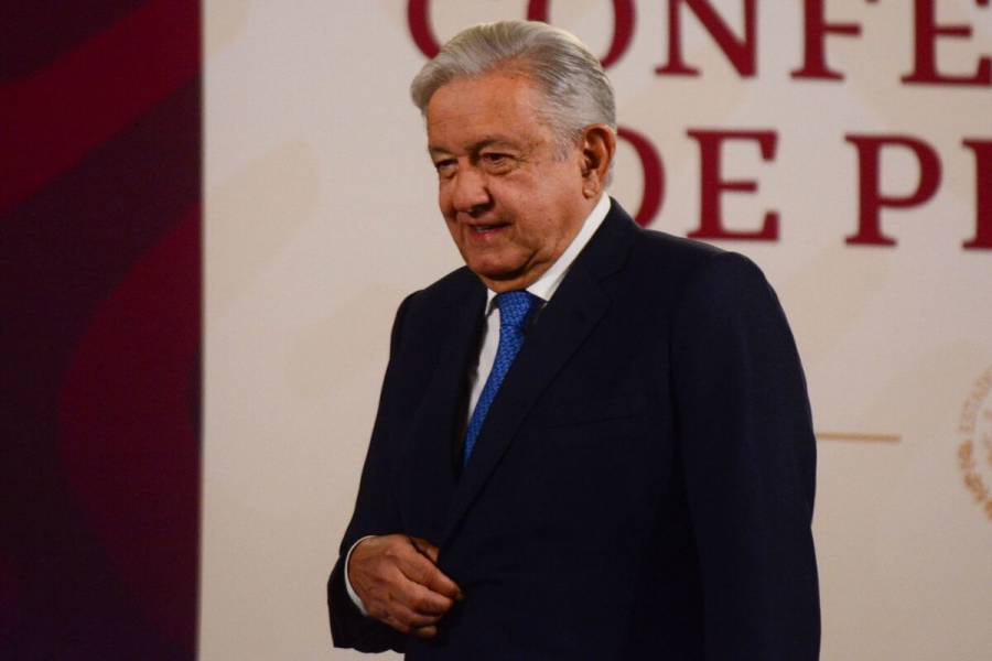INAI ordena a UNAM publicar tesis y título de AMLO