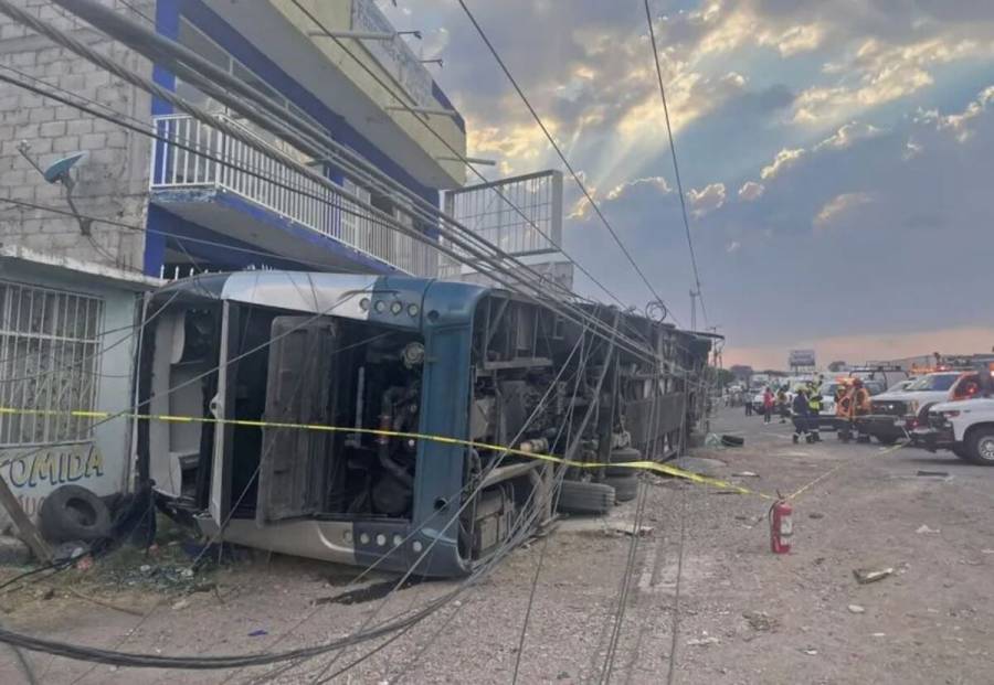 Mueren tres personas por volcadura de autobús en Querétaro