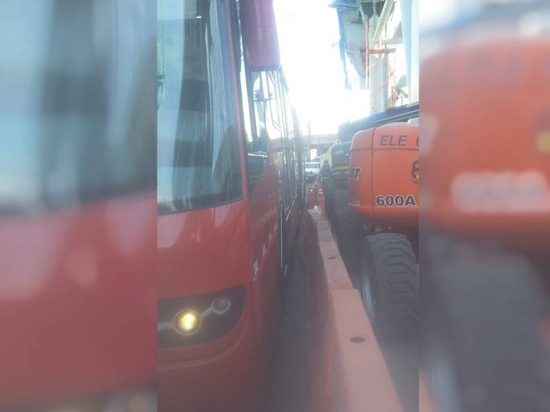 Grúa impacta unidad del Metrobús en obras de la línea 12 del metro en CDMX