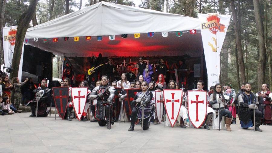 LO DESTACABLE DE LA TARDE  LOS CABALLEROS DEL REY ARTURO EN BUSCA DEL SANTO GRIAL ARRASA EN EL FESTIVAL MEDIEVAL DEL DESIERTO DE LOS LEONES