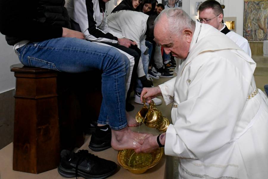El papa Francisco lava los pies a doce j&oacute;venes detenidos en ritual de Jueves Santo