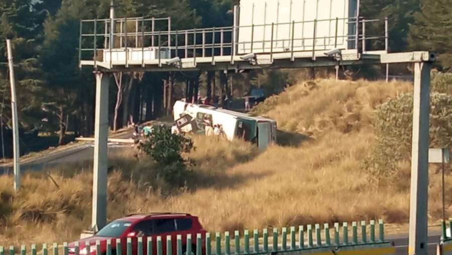 Reportan volcadura de camión de pasajeros en la carretera Toluca-México