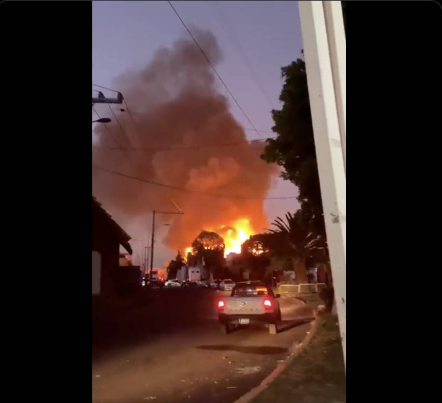Reportan fuerte incendio en la Central de Abasto en Iztapalapa