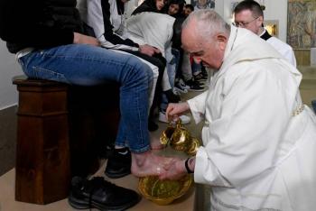 El papa Francisco lava los pies a doce jóvenes detenidos en ritual de Jueves Santo