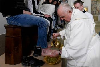El papa Francisco lava los pies a doce j&oacute;venes detenidos en ritual de Jueves Santo