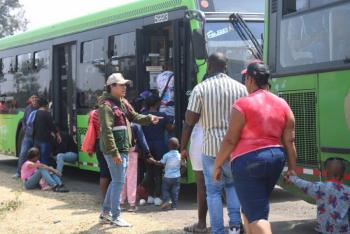 Traslada SIBISO a migrantes de la Plaza Giordano Bruno a albergue en Tláhuac