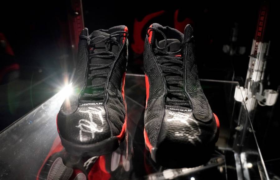 Subastan en USD 2,2 millones un par de zapatillas de Michael Jordan, un récord
