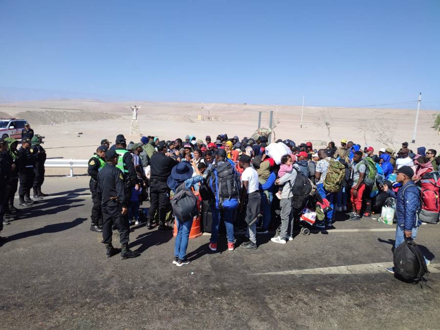 Perú impide la entrada a decenas de migrantes, la mayoría venezolanos