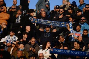 Tensi&oacute;n entre hinchas y presidente amenaza con aguar la fiesta del N&aacute;poles
