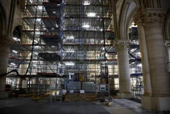 Notre-Dame instala la base de su emblem&aacute;tica aguja en el cuarto aniversario del incendio