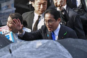 Primer ministro de Jap&oacute;n es evacuado luego de una explosi&oacute;n durante un discurso