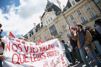 Macron promulga su impopular reforma de las pensiones en Francia pese a las protestas
