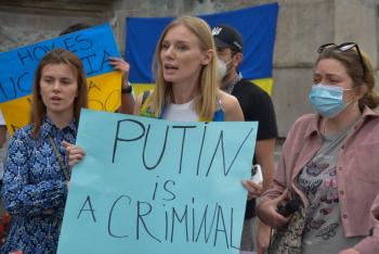 Mientras Vladimir Putin asist&iacute;a a misa de Pascua, su ejercito bombardeaba una iglesia en Ucrania