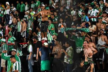 Disturbios en estadio de Atl&eacute;tico Nacional dejan decenas de heridos